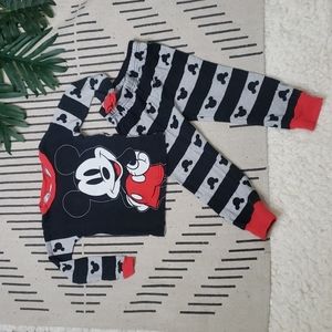👶🏾Gently worn boys Mickey Mouse 2 piece pajama set size 3t